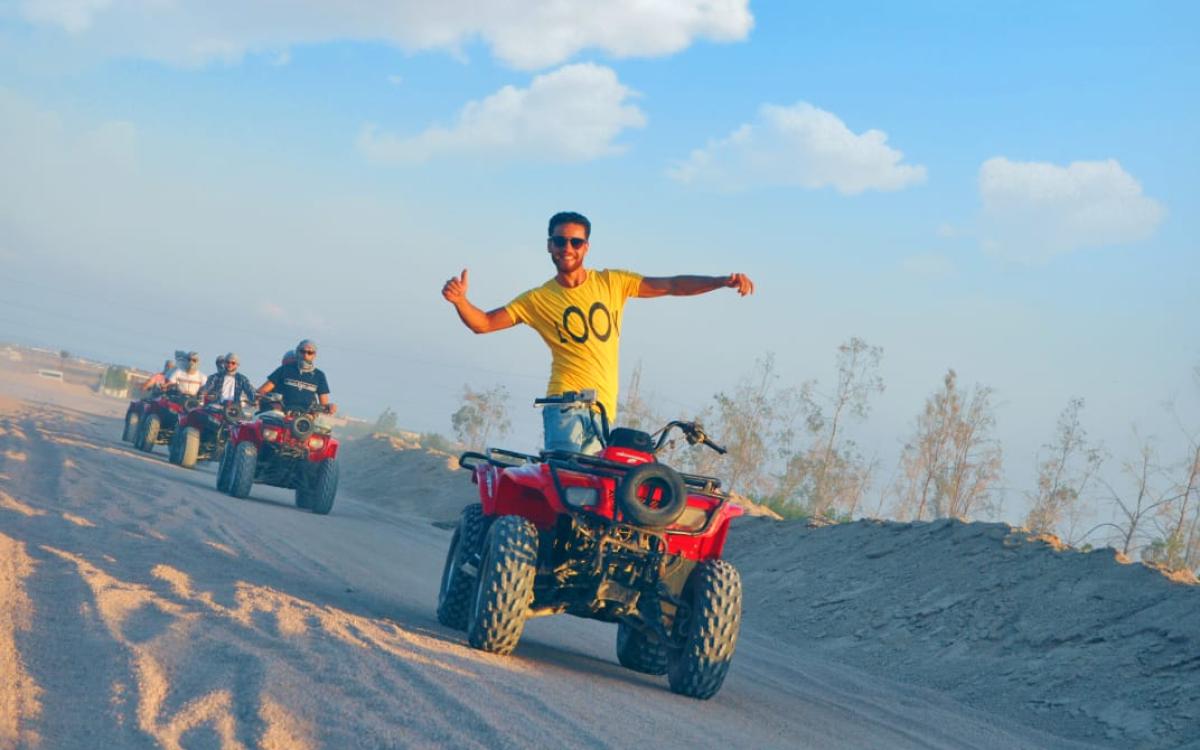 Safari nel Deserto: Quad, Cammellata, Cena e Spettacolo Orientale