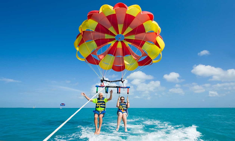 3🌊 Pacchetto Sport Acquatici: Parasailing, Banana Boat e Tube Ride