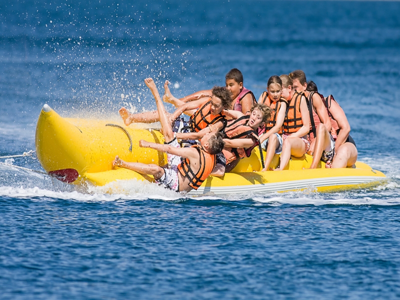 4🌊 Pacchetto Sport Acquatici: Parasailing, Banana Boat e Tube Ride