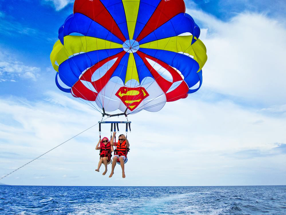 5🌊 Pacchetto Sport Acquatici: Parasailing, Banana Boat e Tube Ride